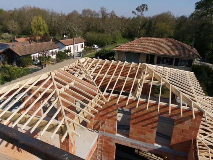 Choisir Dubourdieu et Fils, c'est faire appel à des professionnels expérimentés en travaux de charpente.